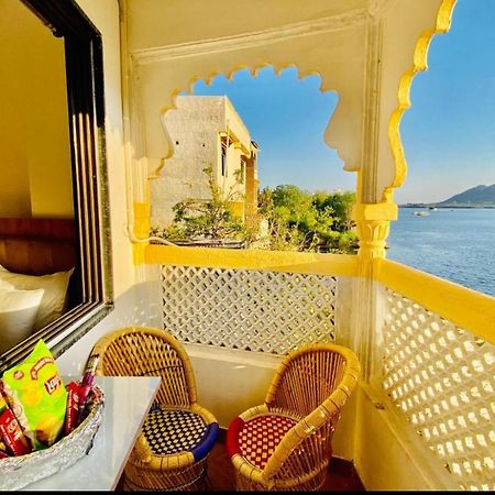 Vallabhgarh A Lake Facing Balcony Удайпур Екстериор снимка
