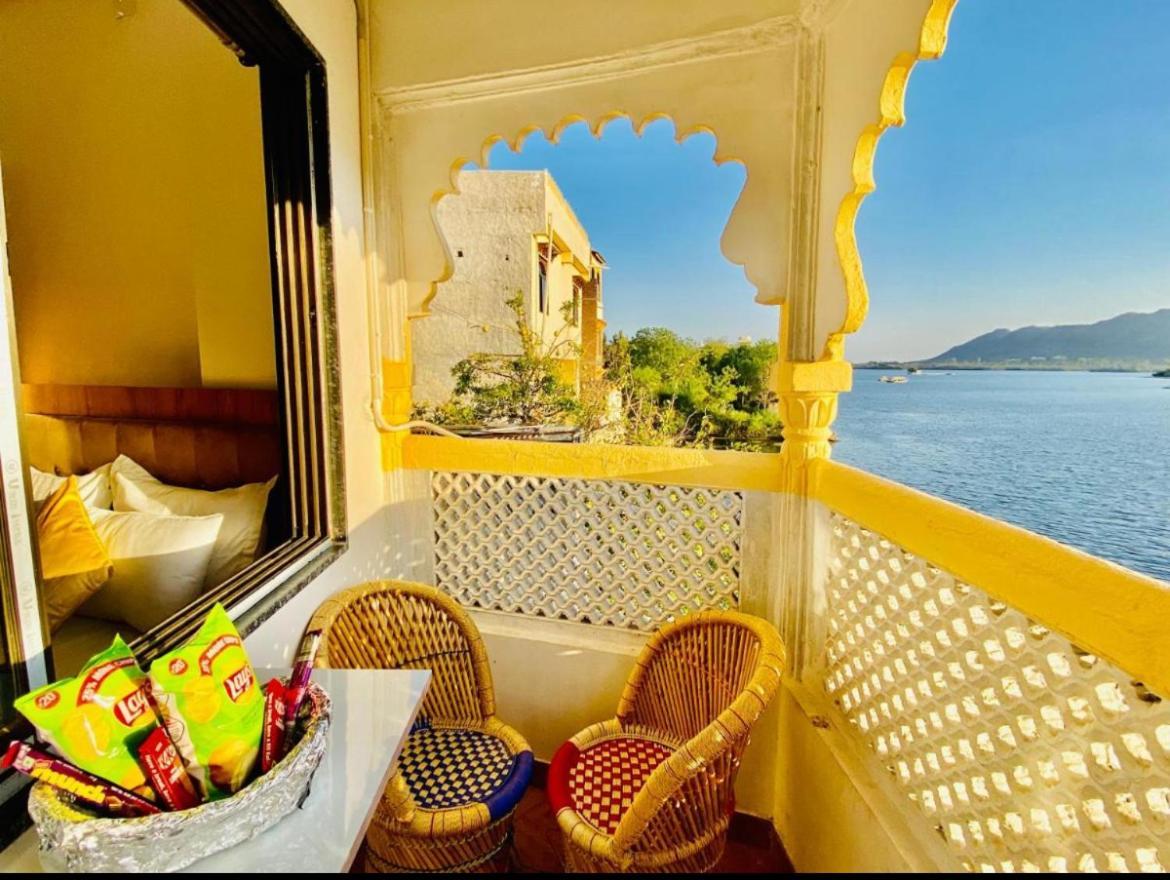 Vallabhgarh A Lake Facing Balcony Удайпур Екстериор снимка