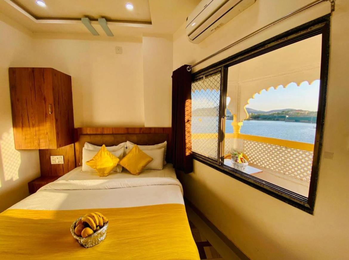 Vallabhgarh A Lake Facing Balcony Удайпур Екстериор снимка