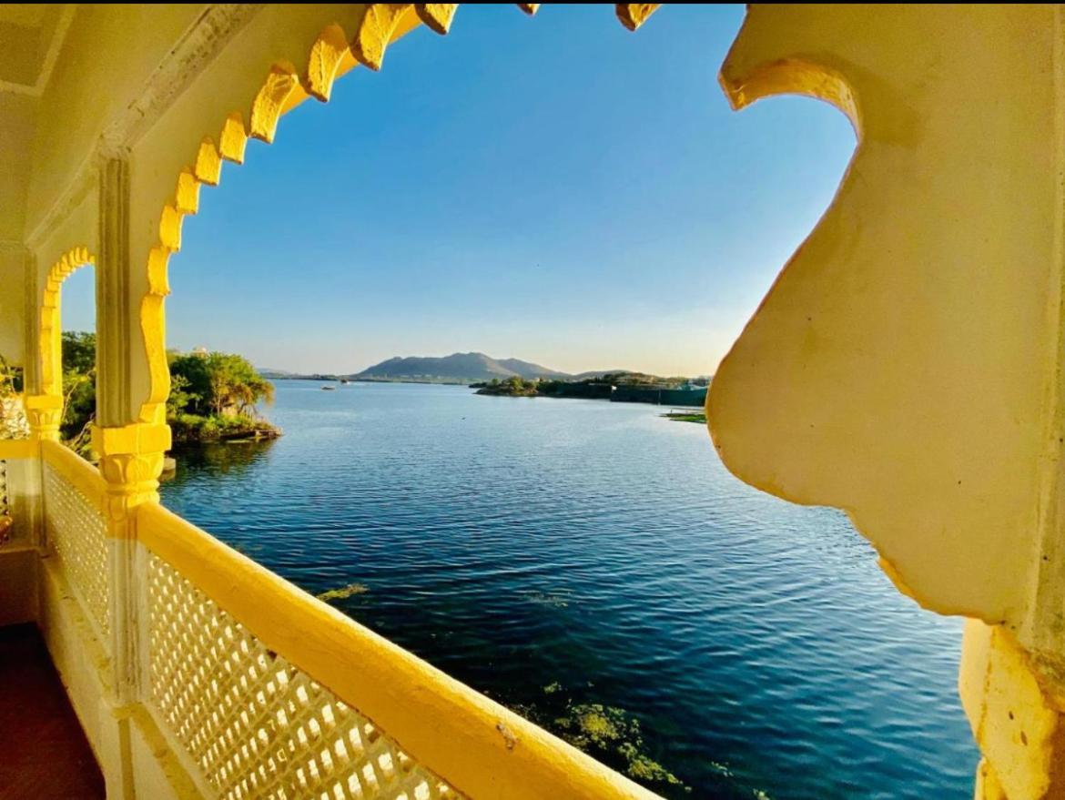 Vallabhgarh A Lake Facing Balcony Удайпур Екстериор снимка
