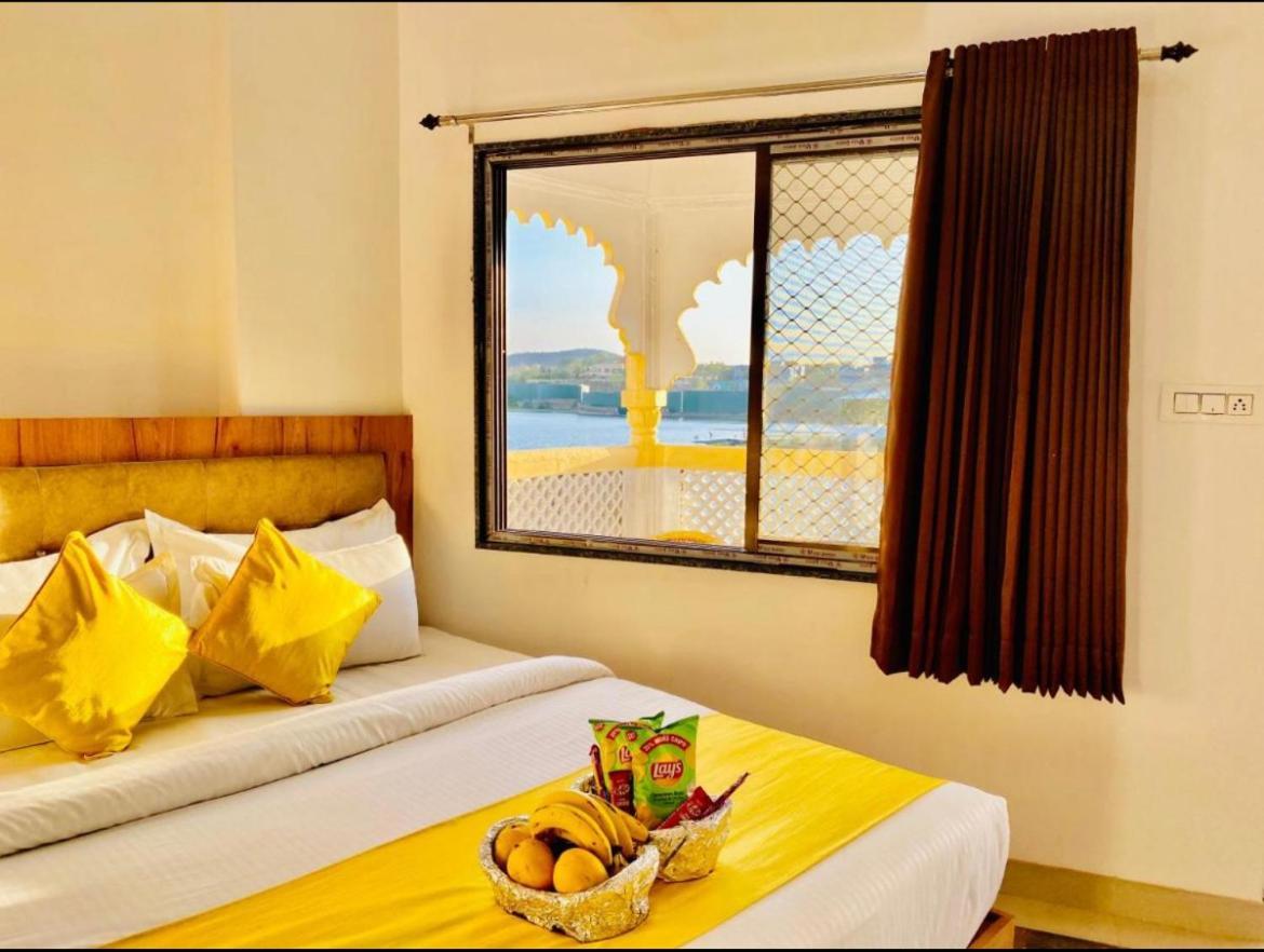Vallabhgarh A Lake Facing Balcony Удайпур Екстериор снимка