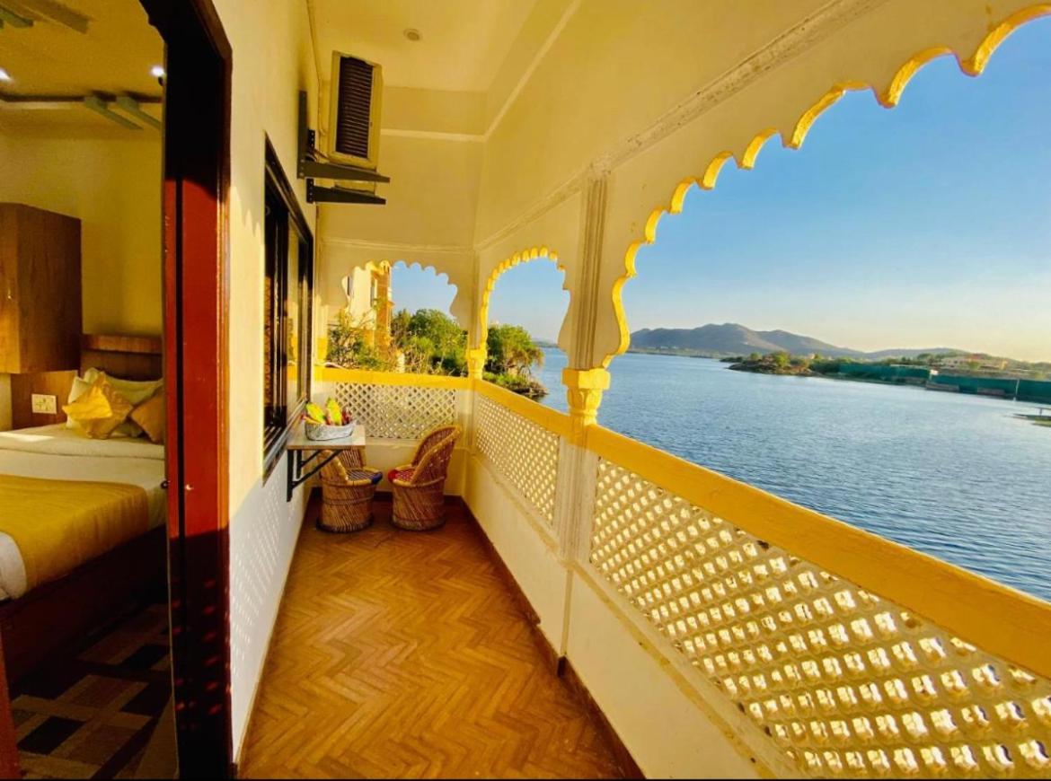 Vallabhgarh A Lake Facing Balcony Удайпур Екстериор снимка