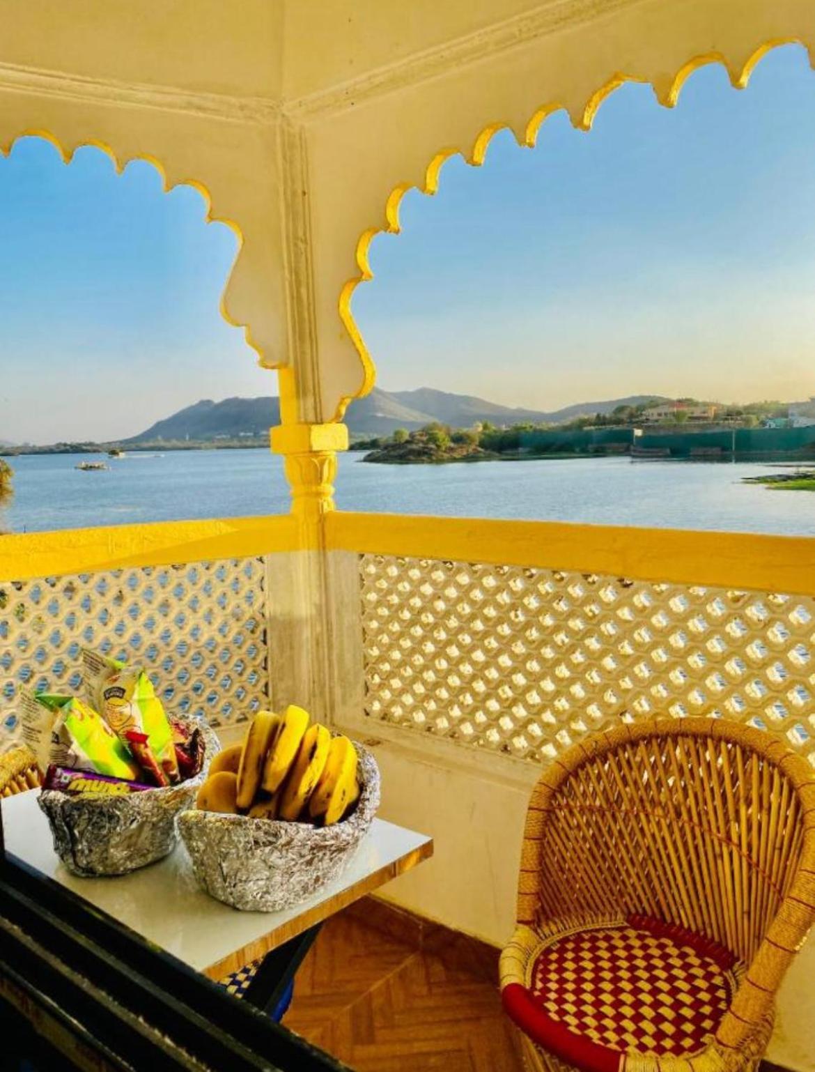 Vallabhgarh A Lake Facing Balcony Удайпур Екстериор снимка