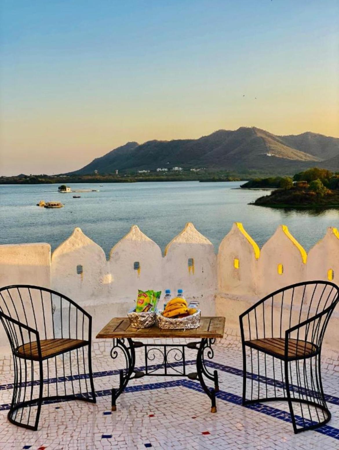 Vallabhgarh A Lake Facing Balcony Удайпур Екстериор снимка
