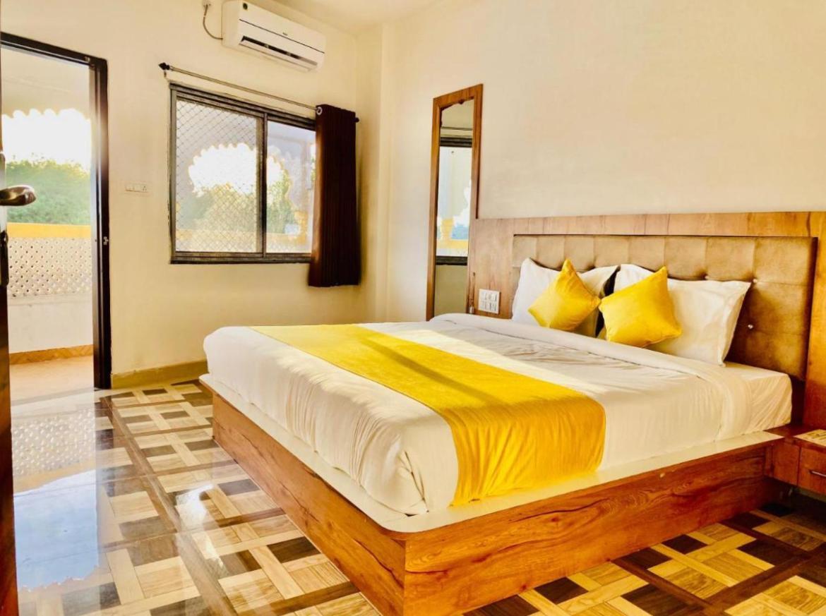 Vallabhgarh A Lake Facing Balcony Удайпур Екстериор снимка