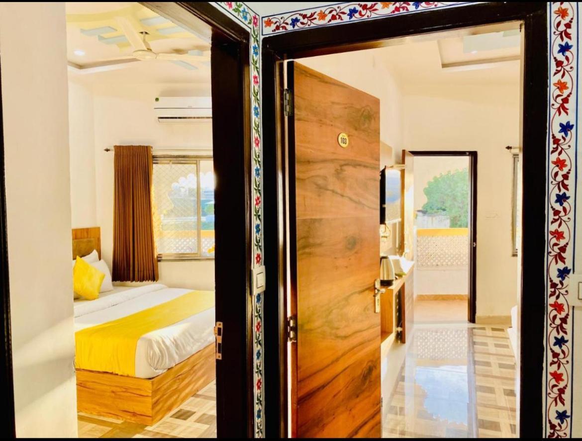 Vallabhgarh A Lake Facing Balcony Удайпур Екстериор снимка